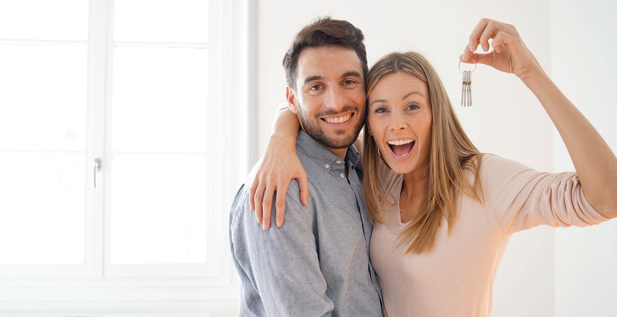 Couple with keys to rental apartment in Munich